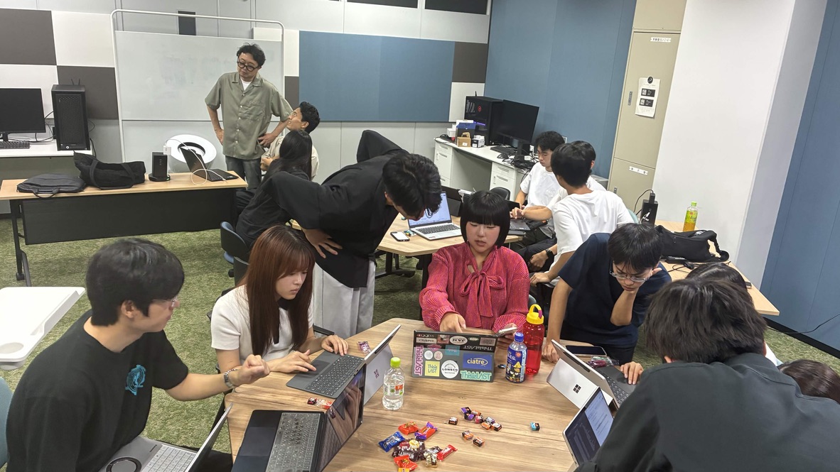 ももした道場（TEC）で、ノートPCを囲んで学ぶメンバーの様子