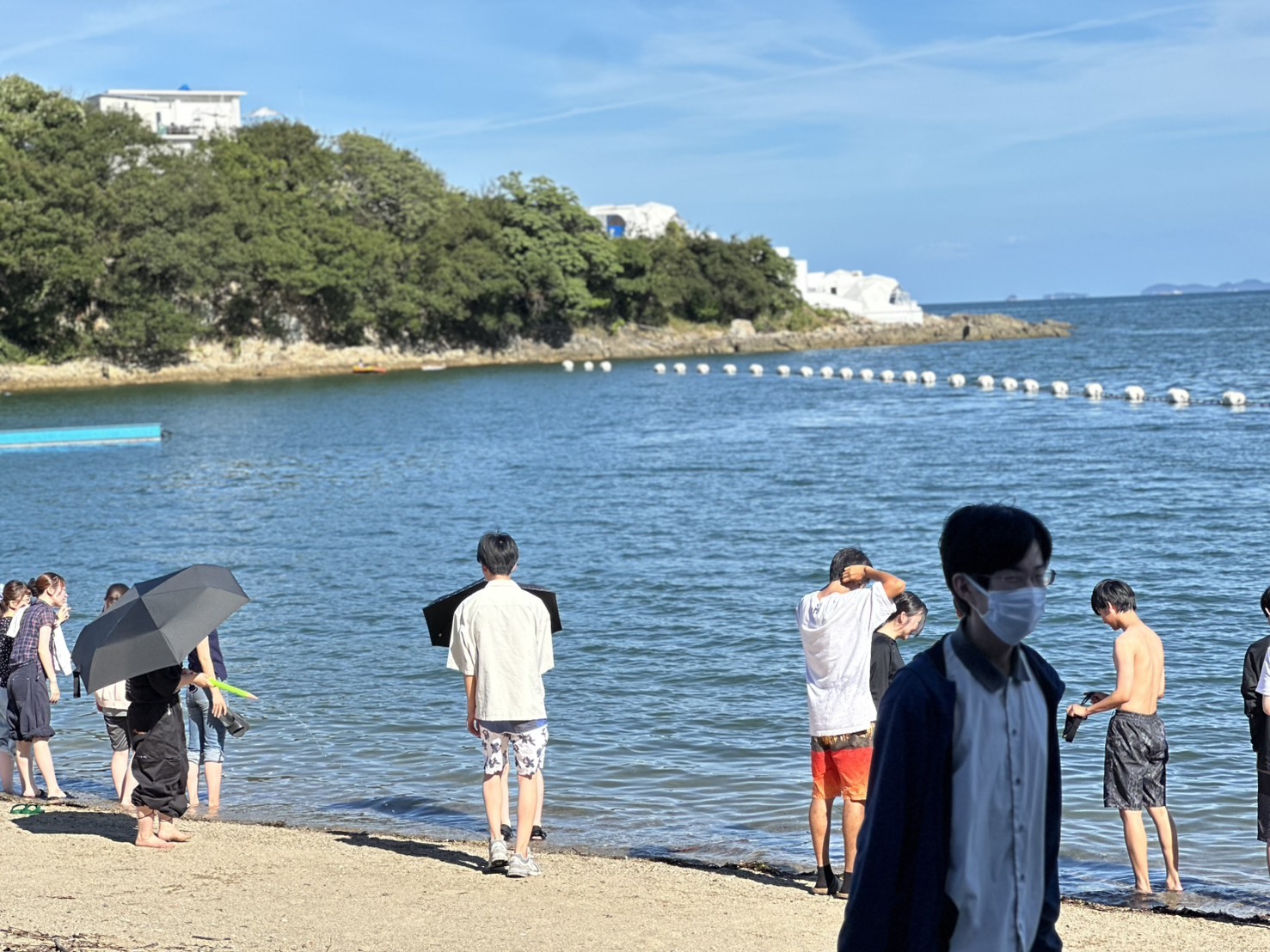 頭島の海辺で過ごすメンバーの様子