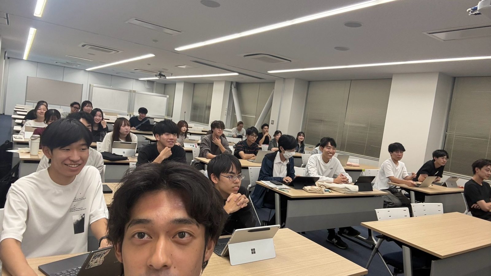 教室に集まり、前方を向くメンバーの様子