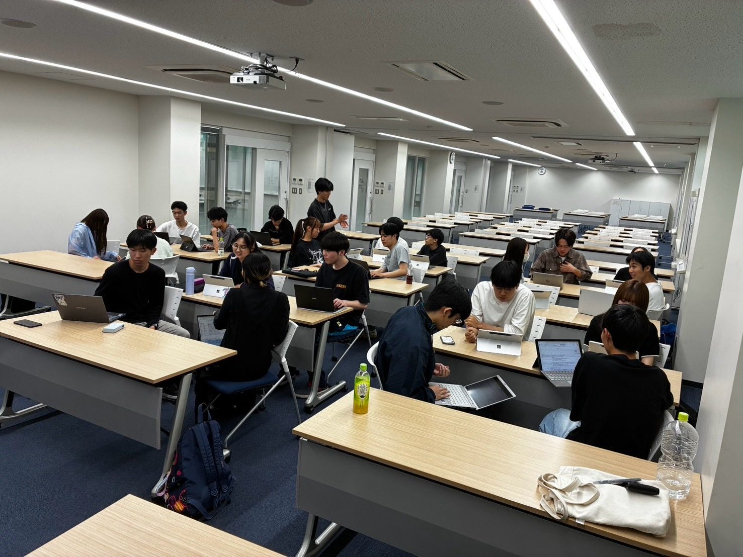 ノートPCを開き、机ごとに話し合うメンバーの様子