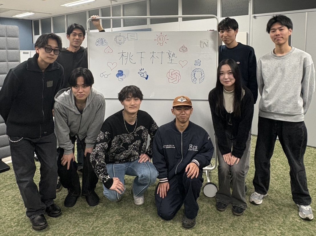 ホワイトボードに「桃下村塾」と書き、その前に集まったメンバーの集合写真